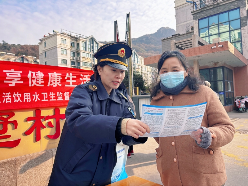 連云區(qū)衛(wèi)生監(jiān)督所開展《江蘇省生活飲用水衛(wèi)生監(jiān)督條例》宣貫活動1.jpg