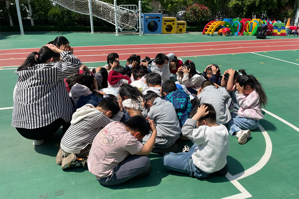 海州灣中心幼兒園開展防震減災應急疏散演練 (1).png
