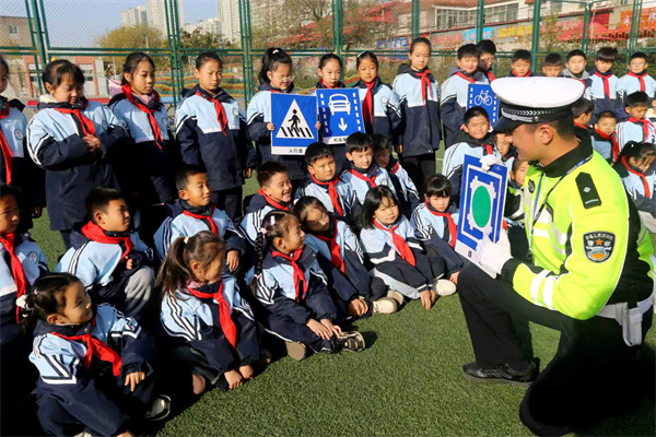 院前小學開展“交通安全伴童行”主題活動 (2).jpg