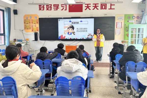 板橋小學開展“醫心科普”專項行動 護航六年級學子青春健康.jpg